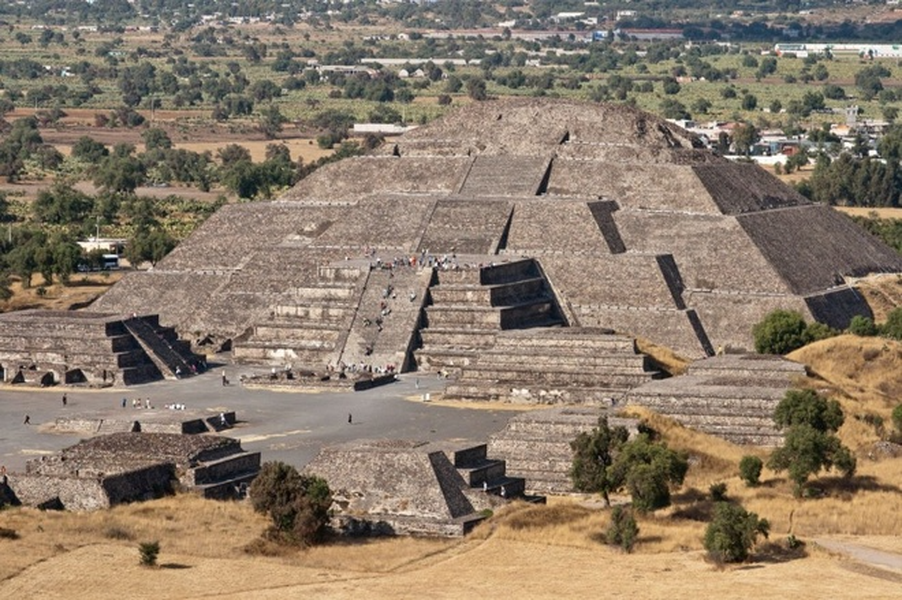 Teotihuacan (Mexico): Nền văn minh bắt đầu ở Mexico cuối thế kỷ 2 trước công nguyên, nổi tiếng với kiến trúc bậc kiểu kim tự tháp. Kim tự tháp Mặt trời rộng nhất và có chiều cao 75 m. Kim tự tháp Mặt trăng nhỏ hơn, được xây dựng một thế kỷ sau đó và hoàn thành năm 450 sau công nguyên.