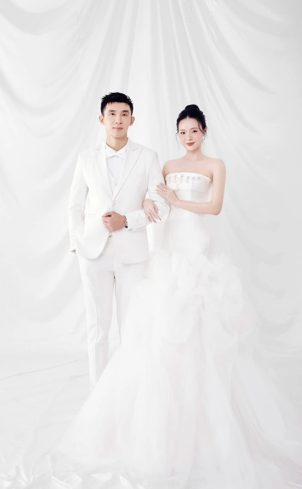 Trước đó, Midu và Minh Đạt tổ chức lễ cưới tại TP.HCM với hơn 1.000 khách mời. Trong hôn lễ, thiếu gia khóc, xúc động khi cầm tay Midu bước vào lễ đường. Minh Đạt nói anh tin vào định mệnh và Midu là mảnh ghép hoàn hảo. Doanh nhân hạnh phúc khi cuối cùng cũng tìm được người vợ đồng hành trong chặng đường tiếp theo. Anh hứa sẽ luôn tôn trọng, yêu thương Midu, coi cô là "nóc nhà".