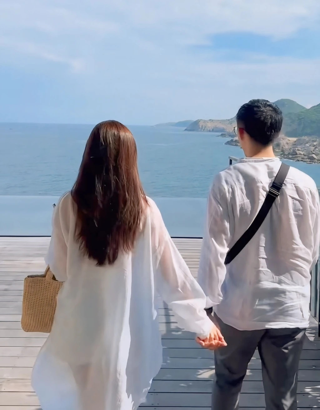 "Đi chơi vui quá, không muốn về", Midu chia sẻ trên trang cá nhân. Trong tuần trăng mật, nữ diễn viên ưu tiên những trang phục có màu trắng.