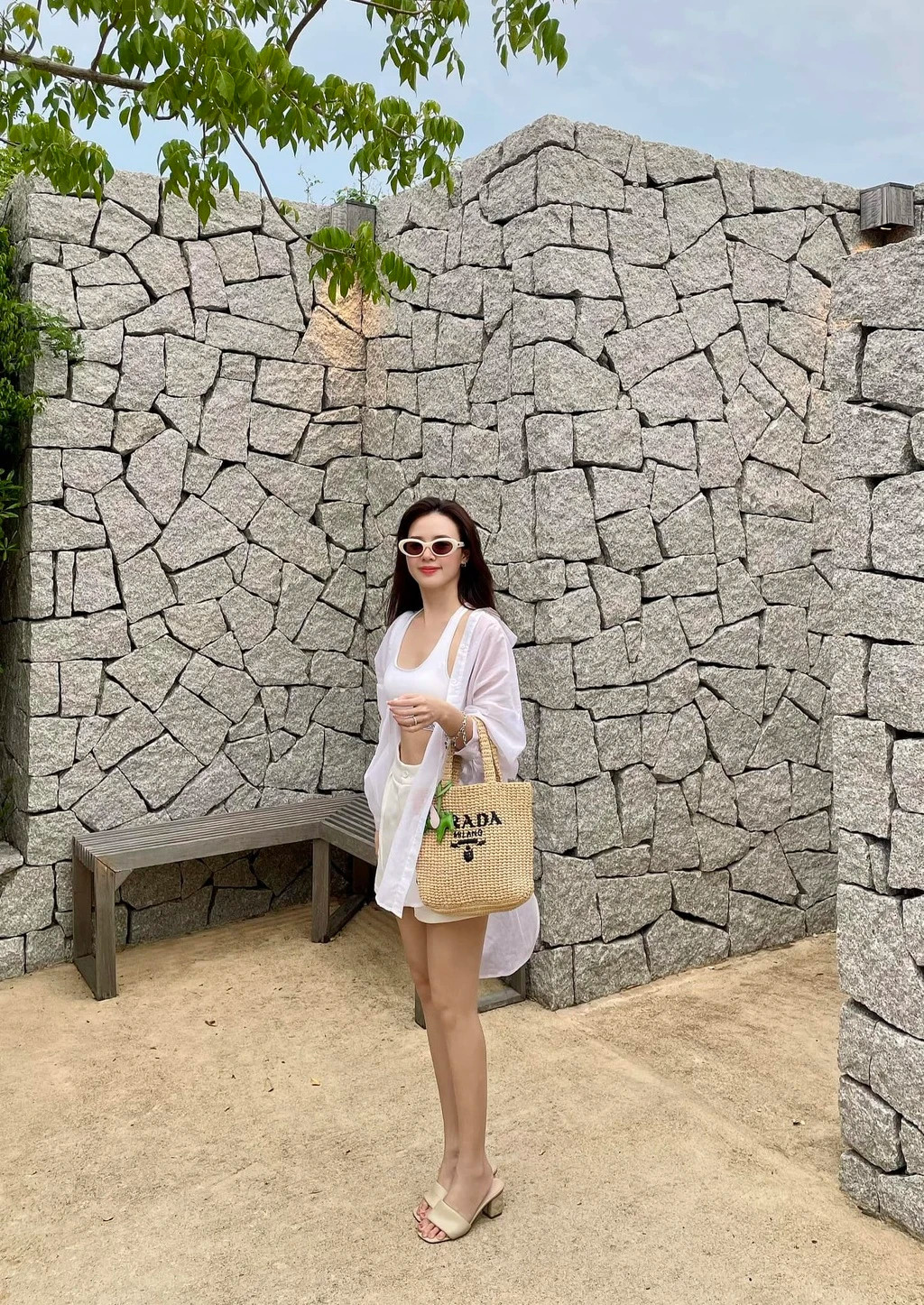 Trên kênh cá nhân, nữ diễn viên chăm đăng nhiều clip về khoảnh khắc hạnh phúc của vợ chồng son. Cặp đôi diện trang phục ton-sur-ton khi đi dạo, ăn uống.