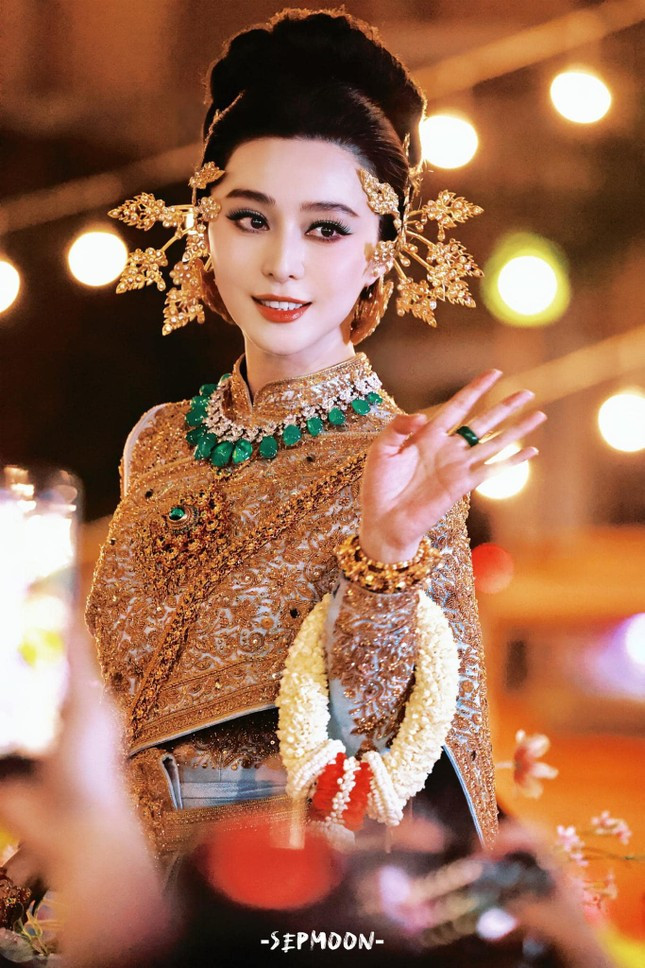 Pham Bang Bang xuat hien tren xe Tuk Tuk gay tranh cai-Hinh-5