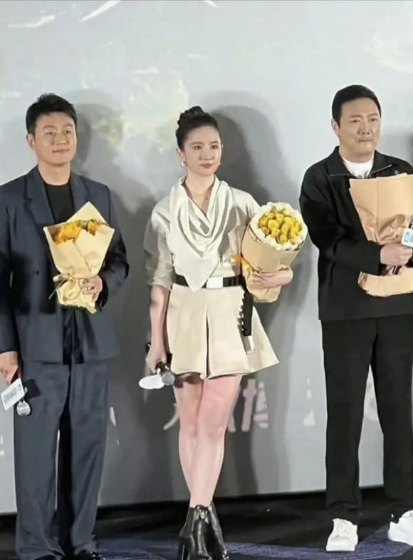 Tuy nhiên, những bức ảnh chưa chỉnh sửa được cư dân mạng tung ra lại khiến nhiều người không khỏi thất vọng về nhan sắc thực của nữ diễn viên. Dù Lưu Diệc Phi vẫn xinh đẹp, trẻ trung nhưng nhìn bằng mắt thường có thể thấy cô tăng cân đáng kể.