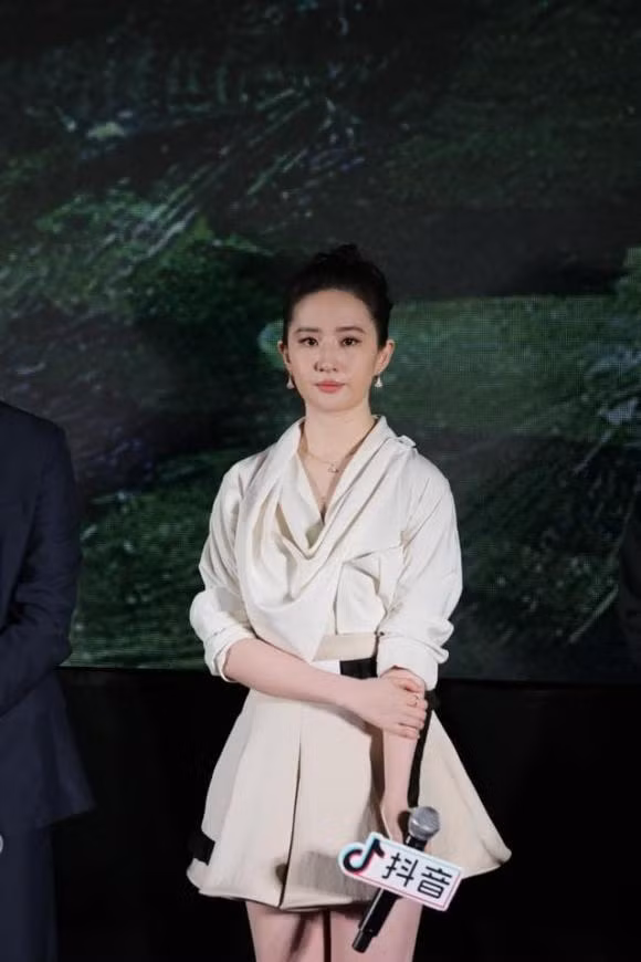 Trước những bình luận trái chiều, một số bộ phận người hâm mộ của Lưu Diệc Phi ra sức bảo vệ thần tượng. Fan của cô cho rằng cư dân mạng đang áp đặt quy chuẩn "mình hạc xương mai" lên hầu hết các sao nữ, điều này là không phù hợp. Lưu Diệc Phi trông đẹp sắc sảo, quyến rũ hơn khi thân hình "có da có thịt", không giống nhiều sao nữ "mình hạc xương mai" khác. Hơn nữa, điều làm nên danh xưng "thần tiên tỉ tỉ" của cô trong nhiều năm qua phần lớn nhờ vào nhan sắc, khí chất.