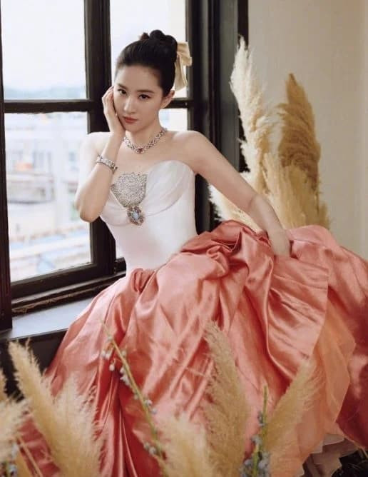 Mái tóc búi lên cao để lộ khuôn mặt trái xoan nhỏ nhắn. Cùng với đó là ảnh cô mặc váy cúp ngực quyến rũ khoe vai trần gợi cảm. Người hâm mộ dành nhiều lời khen cho nhan sắc không tuổi của nữ diễn viên sinh năm 1987.