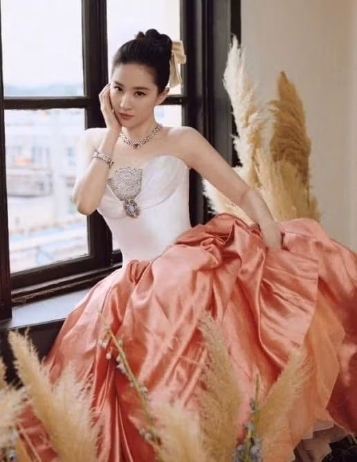 Mái tóc búi lên cao để lộ khuôn mặt trái xoan nhỏ nhắn. Cùng với đó là ảnh cô mặc váy cúp ngực quyến rũ khoe vai trần gợi cảm. Người hâm mộ dành nhiều lời khen cho nhan sắc không tuổi của nữ diễn viên sinh năm 1987.