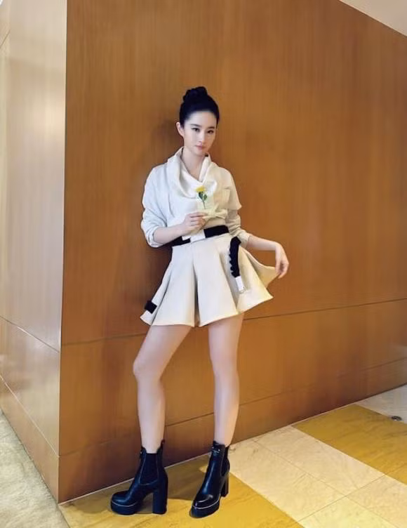 Mới đây Lưu Diệc Phi đã trở thành tâm điểm bàn luận của cư dân mạng xứ Trung khi tham gia quảng bá cho bộ phim "Câu chuyện của Hoa Hồng".