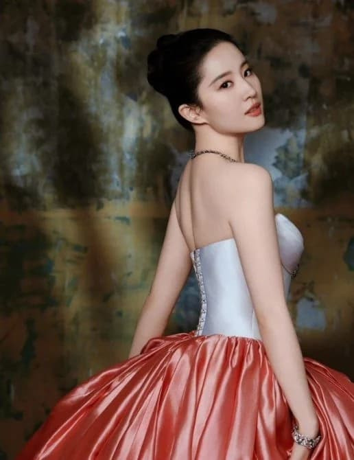 Tại sự kiện, Lưu Diệc Phi diện bộ váy ngắn đứng cùng đạo diễn Uông Tuấn và dàn diễn viên chính tham gia buổi họp báo ra mắt phim "Câu chuyện của hoa hồng".