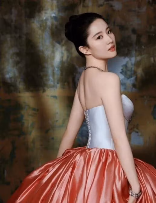 Tại sự kiện, Lưu Diệc Phi diện bộ váy ngắn đứng cùng đạo diễn Uông Tuấn và dàn diễn viên chính tham gia buổi họp báo ra mắt phim "Câu chuyện của hoa hồng".