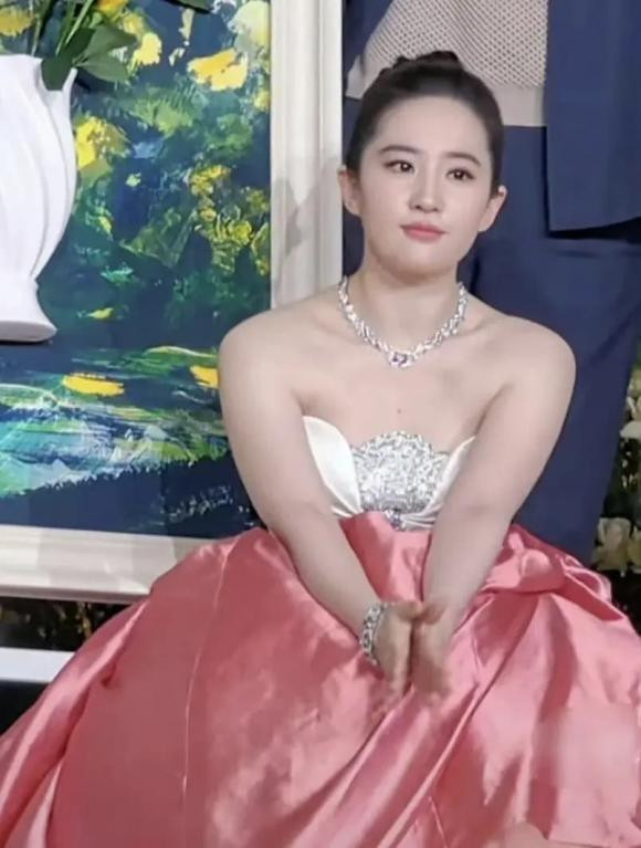 Trong ảnh chụp chưa qua chỉnh sửa, Lưu Diệc Phi có khuôn mặt bầu bĩnh, cổ dày lên, xương quai xanh như "biến mất", phần bắp tay và đôi chân trông to, thô vì mỡ thừa.