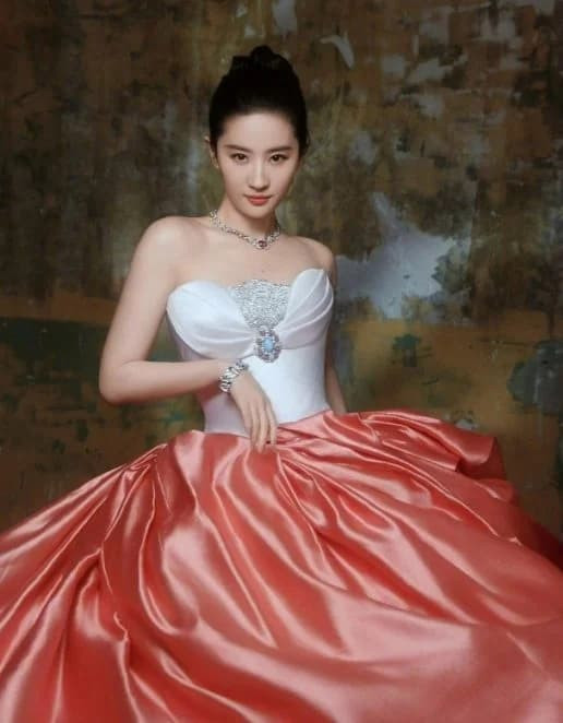 Trên trang cá nhân, “thần tiên tỷ tỷ” cũng chia sẻ ảnh hậu trường xinh đẹp, trẻ trung. Trong ảnh, Lưu Diệc Phi mặc váy ngắn khoe đôi chân trần thon nuột, trắng mịn.