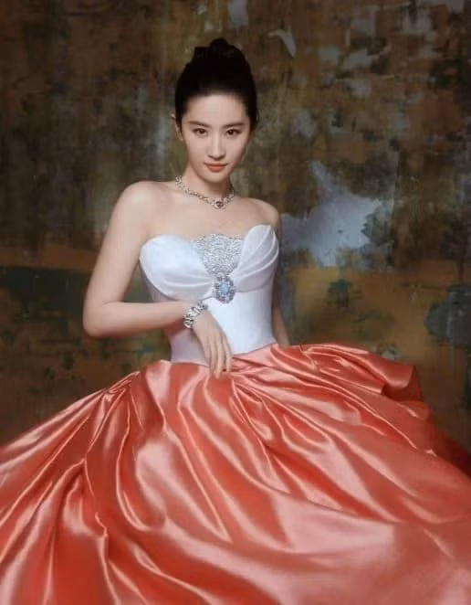 Trên trang cá nhân, “thần tiên tỷ tỷ” cũng chia sẻ ảnh hậu trường xinh đẹp, trẻ trung. Trong ảnh, Lưu Diệc Phi mặc váy ngắn khoe đôi chân trần thon nuột, trắng mịn.