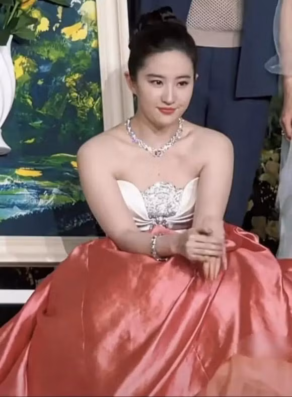 Cư dân mạng đều công nhận có sự khác biệt lớn giữa ảnh thật chưa qua chỉnh sửa và những tấm hình được photoshop do Lưu Diệc Phi chia sẻ trên trang cá nhân.