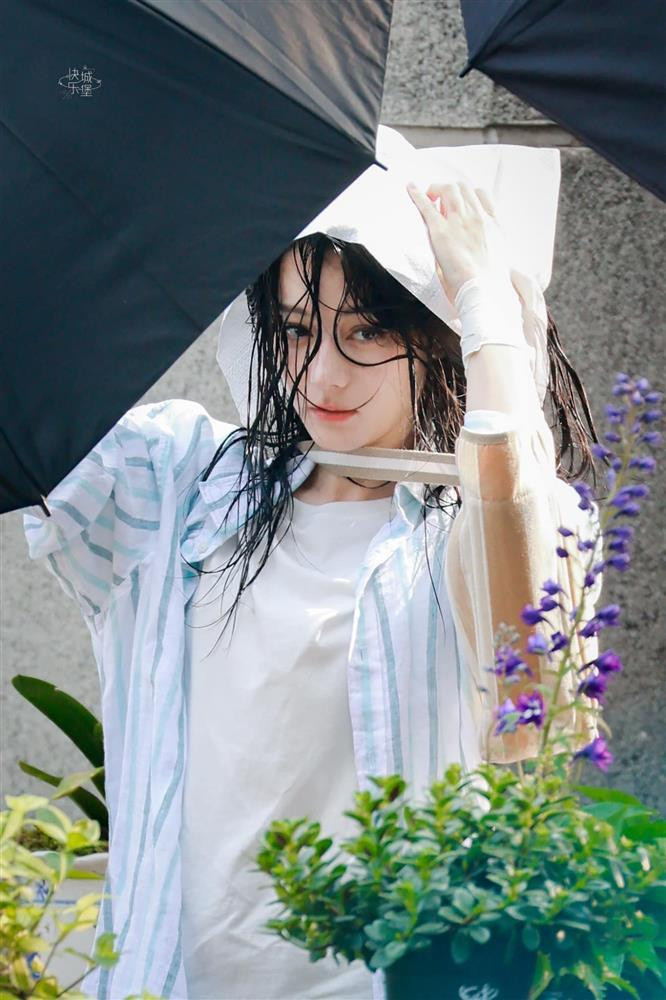 Dich Le Nhiet Ba xuat hien voi mai toc uot roi boi gay sot