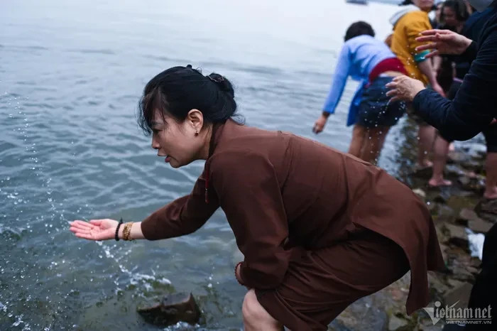 9h, lễ phóng sinh kết thúc, một số phật tử ở lại để xua những con cá gần bờ bơi đi. Sau đó đoàn người di chuyển về chùa để nghe kinh và pháp thoại.