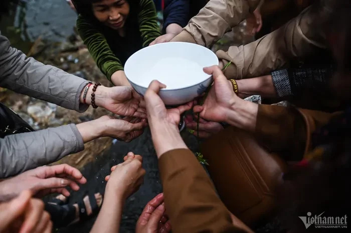 Sau khi lễ phóng sinh kết thúc, nhiều người rửa tay bằng bát nước đã trì chú cho mát mẻ.