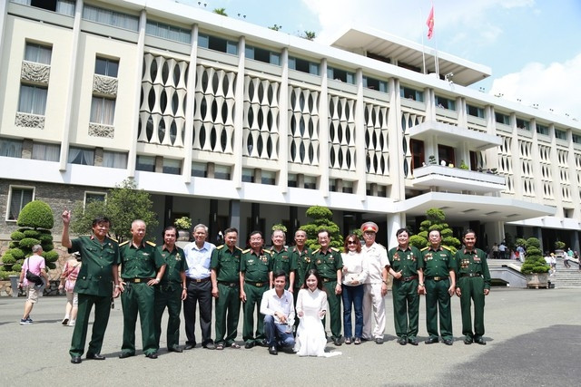  Dinh Độc Lập nằm trên đường Nam Kỳ Khởi Nghĩa, Quận 1. Khởi công xây dựng vào ngày 1/7/1962, khánh thành ngày 31/10/1966, Dinh Độc Lập được làm theo bản thiết kế của ông Ngô Viết Thụ, kiến trúc sư tốt nghiệp tại Pháp. (Ảnh các cựu chiến binh tới thăm lại Dinh Độc Lập).