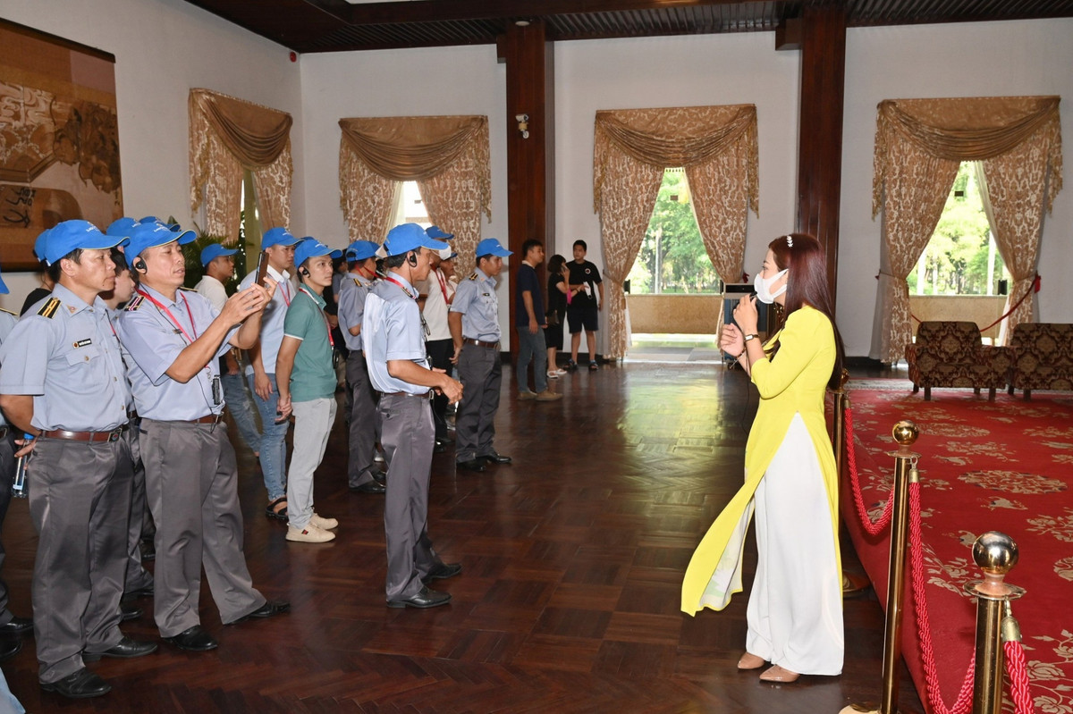 Ông Trần Hữu Phước cho biết thêm, thời gian tới, Hội trường Thống Nhất có kế hoạch ứng dụng công nghệ trong hoạt động bảo tồn và phát huy giá trị Dinh Độc Lập; số hóa không gian trưng bày và hiện vật; ứng dụng công nghệ trong trưng bày và diễn giải thông tin nhằm mang đến cho công chúng những câu chuyện lịch sử và không gian trải nghiệm mới mẻ, đưa Dinh Độc Lập đến gần hơn với giới trẻ.