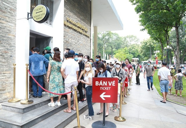 Dinh Độc Lập được đưa vào sử dụng chính thức vào năm 1966. Năm 1976, Dinh Độc Lập được công nhận là Di tích lịch sử văn hóa cấp quốc gia. Năm 1990, Dinh Độc Lập chính thức mở cửa phục vụ du khách đến tham quan. Năm 2009, Dinh Độc Lập được xếp hạng Di tích quốc gia đặc biệt. (Ảnh du khách xếp hàng mua vé tham quan Dinh Độc Lập).