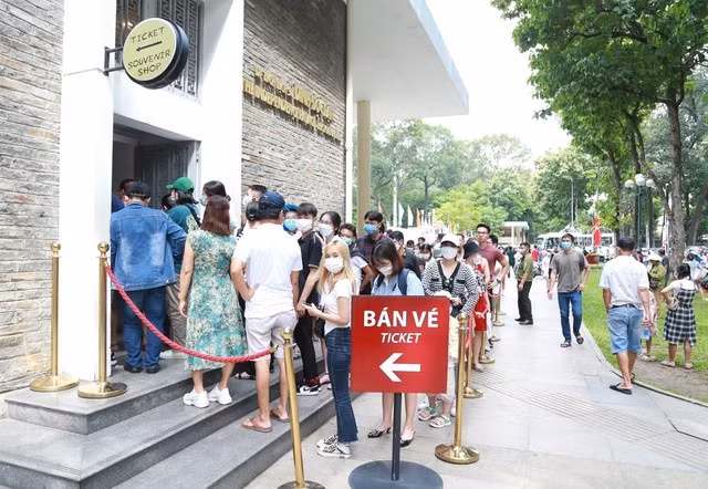 Dinh Độc Lập được đưa vào sử dụng chính thức vào năm 1966. Năm 1976, Dinh Độc Lập được công nhận là Di tích lịch sử văn hóa cấp quốc gia. Năm 1990, Dinh Độc Lập chính thức mở cửa phục vụ du khách đến tham quan. Năm 2009, Dinh Độc Lập được xếp hạng Di tích quốc gia đặc biệt. (Ảnh du khách xếp hàng mua vé tham quan Dinh Độc Lập).