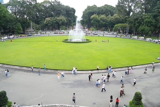 Dinh Độc Lập tọa lạc trên diện tích 4.500 m2, gồm 3 tầng chính, 2 gác lửng, một sân thượng, một tầng nền và tầng hầm. Diện tích sử dụng là 20.000 m2 với hơn 100 phòng, mỗi phòng có cách trang trí khác nhau tùy theo mục đích sử dụng nhưng vẫn phù hợp với tổng thể kiến trúc của toàn dinh thự. Khi hoàn thành, Dinh Độc Lập được coi là một công trình kiến trúc tiêu biểu lúc bấy giờ, có sự kết hợp hài hòa giữa phương Đông và phương Tây, giữa truyền thống và hiện đại. (Ảnh không gian phía trước Dinh Độc Lập).