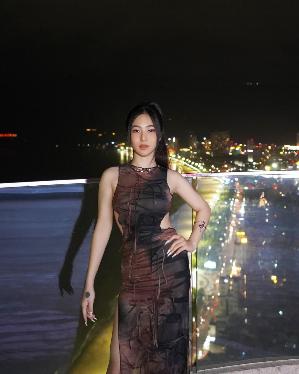 Khi khán giả bày tỏ sự tiếc nuối về việc Hương Tràm đi du học lúc ở đỉnh cao sự nghiệp, ca sĩ đáp lại trong một buổi livestream: "Tôi chưa bao giờ nghĩ mình ở đỉnh cao. Với tôi, được ca hát, cống hiến những gì mình cho là đẹp nhất trong nghệ thuật tới khán giả là may mắn và hạnh phúc rồi".