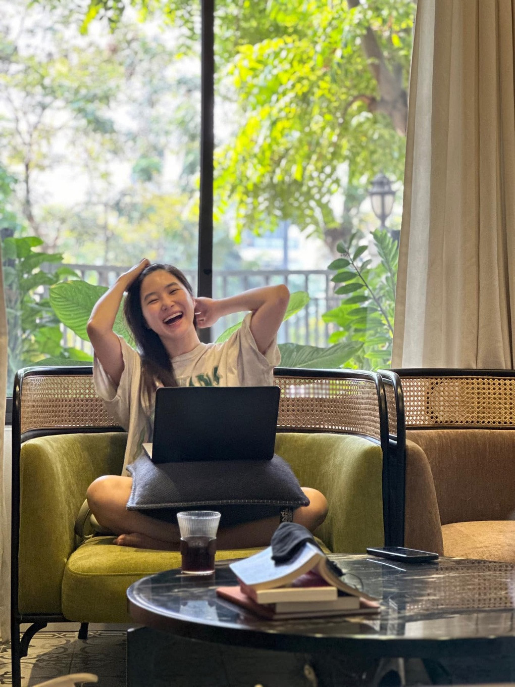 "Điều quan trọng nhất là dù ở độ tuổi nào, trong bất kỳ cuộc hành trình nào cũng cần mang theo một con tim son trẻ làm hành trang. Đừng tìm cách hiểu cuộc sống, hãy cứ sống. Đừng tìm cách hiểu tình yêu, hãy cứ đi vào tình yêu", Hương Tràm chia sẻ quan điểm sống mà cô tâm đắc.