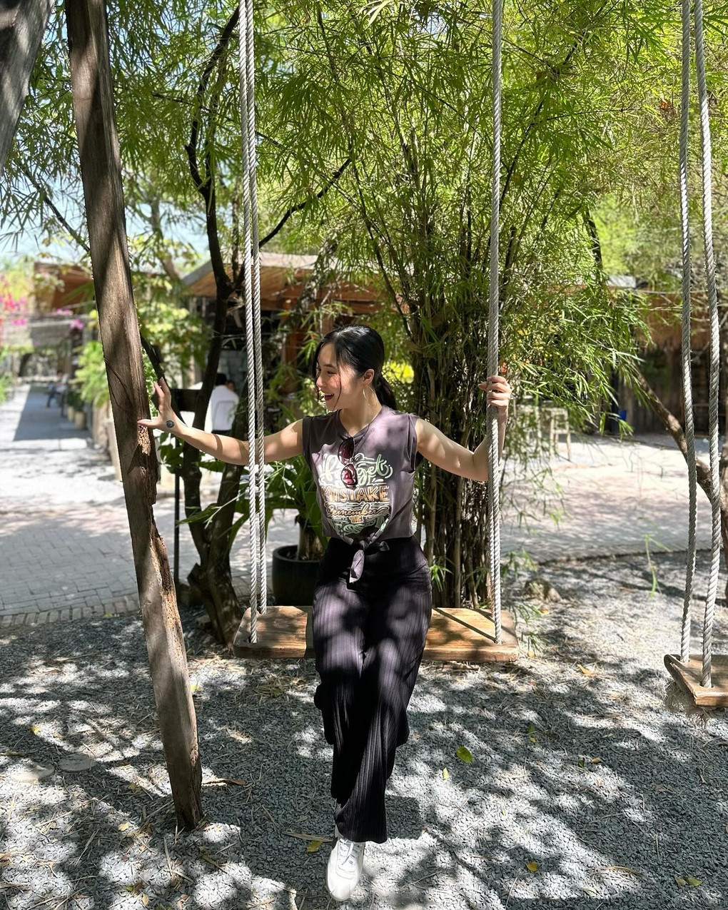 Gần đây nhất, phía ca sĩ tiếp tục phủ nhận những tin đồn lan truyền trên mạng xã hội liên quan đến video bồng 2 em bé song sinh. Công ty quản lý của Hương Tràm cho biết sẽ nhờ pháp luật can thiệp vì danh tiếng, hình ảnh nữ ca sĩ bị bôi nhọ. "Hương Tràm cũng gửi lời xin lỗi đến gia đình 2 em bé sinh đôi mà cô chụp ảnh chung, vô tình bị lôi vào câu chuyện bôi nhọ sai sự thật về đời tư Hương Tràm", phía ca sĩ nói.