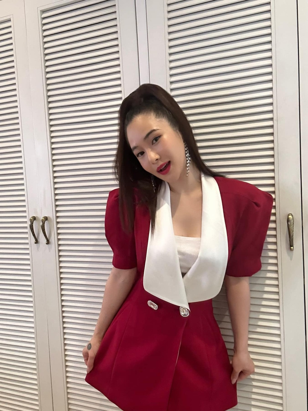 Sang Mỹ du học, Hương Tràm nhiều lần bị đồn "ở ẩn sinh con". Hồi tháng 7/2023, cô từng lên tiếng phủ nhận việc sinh con: "Tôi không có em bé nào hết. Nếu có con, tôi không ngại chia sẻ hạnh phúc làm mẹ với khán giả. Tôi nghĩ đây là thời đại phụ nữ được quyền lên tiếng, tự quyết định mọi thứ, miễn là cảm thấy hạnh phúc. Tôi tin nhiều phụ nữ khi có con sẵn sàng chia sẻ hạnh phúc làm mẹ với cả thế giới, cũng có người muốn giấu con, mong bé lớn lên như một đứa trẻ bình thường, không bị ảnh hưởng bởi những tác động tiêu cực. Tôi thuộc típ phụ nữ thứ nhất", ca sĩ cho biết.