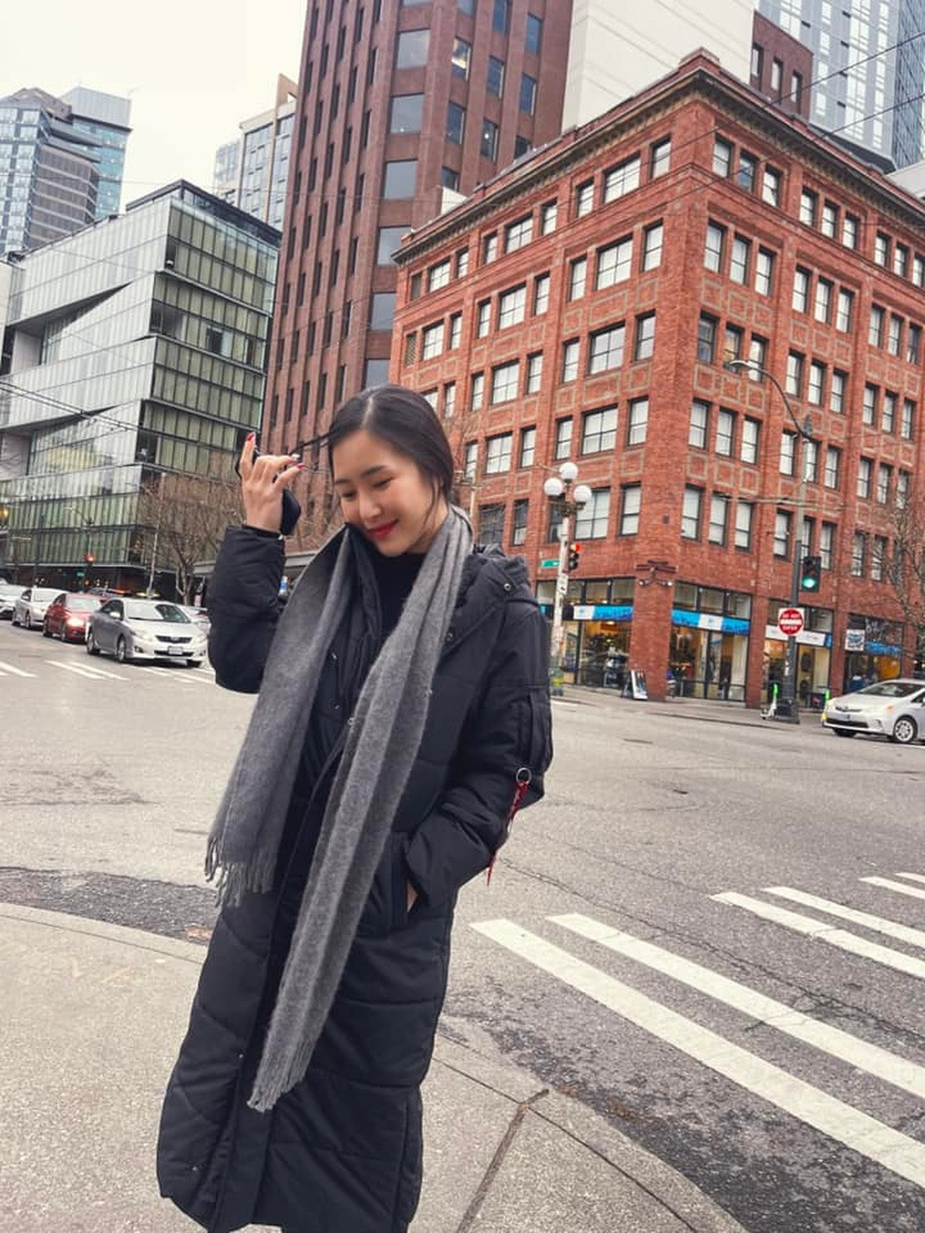 Hồi tháng 9/2019, Hương Tràm quyết định dừng đi hát, sang Mỹ du học. Cô cho biết đắn đo nhiều khi đưa ra quyết định bởi cô từng là giọng ca nổi tiếng, "đắt show". Tuy nhiên, cô ấp ủ ước mơ du học từ bé và quyết tâm thực hiện khi có cơ hội. Thời điểm đó, nữ ca sĩ bán xe, bán căn hộ chung cư ở Việt Nam để có tiền trang trải chi phí sinh hoạt nơi xứ người.