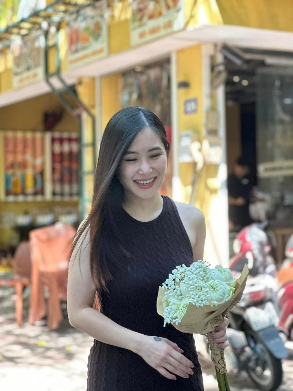 Những năm qua, Hương Tràm kín tiếng về đời tư. Hồi đầu năm, Hương Tràm đăng ảnh nắm tay bạn trai đi dạo và viết: "Thank you for saving my heart (tạm dịch: Cảm ơn vì đã cứu rỗi trái tim em). Dù Hương Tràm không công khai mặt và danh tính "nửa kia", đây cũng là lần hiếm hoi nữ ca sĩ chia sẻ về chuyện tình cảm trên mạng xã hội (Ảnh: Facebook nhân vật).