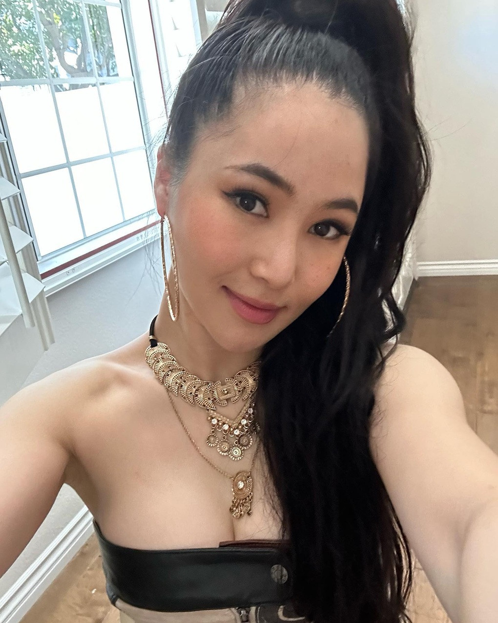 Những năm ở Mỹ, Hương Tràm đổi nghệ danh thành Charmy Phạm. Hồi tháng 8/2023, cô tái xuất làng nhạc sau nhiều năm vắng bóng. Thời điểm đó, ca sĩ nhận một số ý kiến trái chiều. Khán giả cho rằng vẻ ngoài, cách trình diễn của cô khác nhiều so với giai đoạn còn hoạt động tại Việt Nam.