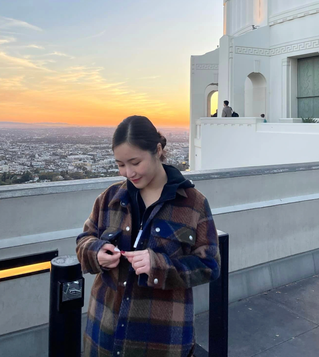 Sang Mỹ, Hương Tràm trải nghiệm cuộc sống du học sinh như những người bình thường. Cô tự nấu ăn, giặt giũ, học ngôn ngữ, tham gia thiện nguyện, học bằng lái xe... Hành trình du học giúp Hương Tràm có thêm nhiều kỹ năng sống, có thêm bạn bè mới và học hỏi nhiều kiến thức bổ ích. Cô hòa nhập với cộng đồng nghệ sĩ hải ngoại, thi thoảng đi diễn cho đỡ nhớ nghề.