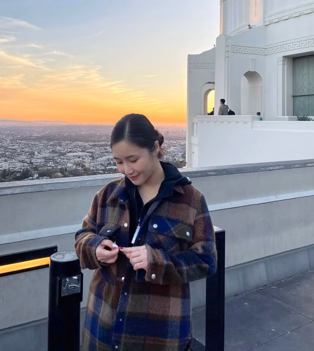 Sang Mỹ, Hương Tràm trải nghiệm cuộc sống du học sinh như những người bình thường. Cô tự nấu ăn, giặt giũ, học ngôn ngữ, tham gia thiện nguyện, học bằng lái xe... Hành trình du học giúp Hương Tràm có thêm nhiều kỹ năng sống, có thêm bạn bè mới và học hỏi nhiều kiến thức bổ ích. Cô hòa nhập với cộng đồng nghệ sĩ hải ngoại, thi thoảng đi diễn cho đỡ nhớ nghề.