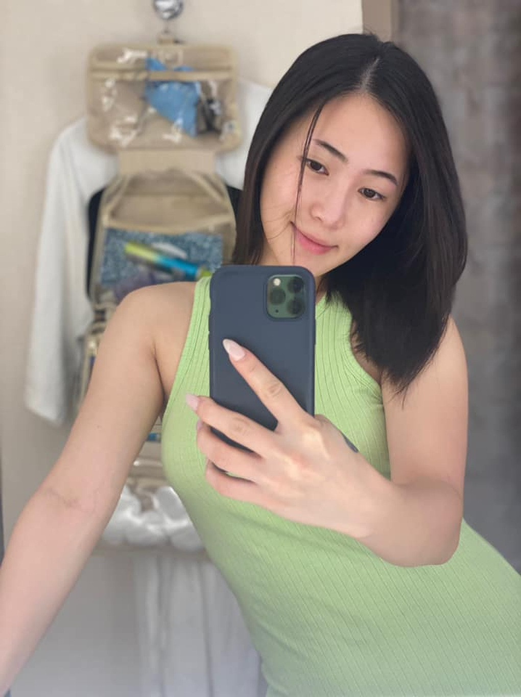 "Lựa chọn từ bỏ hào quang là tôi, lựa chọn xa gia đình là tôi, nhưng tôi đang từng phút tận hưởng cuộc sống của người bình thường. Đó là một sáng ra khỏi nhà không cần trang điểm, những chiều nằm trong căn nhà thuê nghĩ về mình của hôm qua, hôm nay và ngày mai. Tôi bây giờ thật sảng khoái, tươi mới. Nghèo nhưng cuộc sống phong phú vì nó chứa đựng sự thật", Hương Tràm từng bộc bạch về quá trình trưởng thành nơi đất khách.