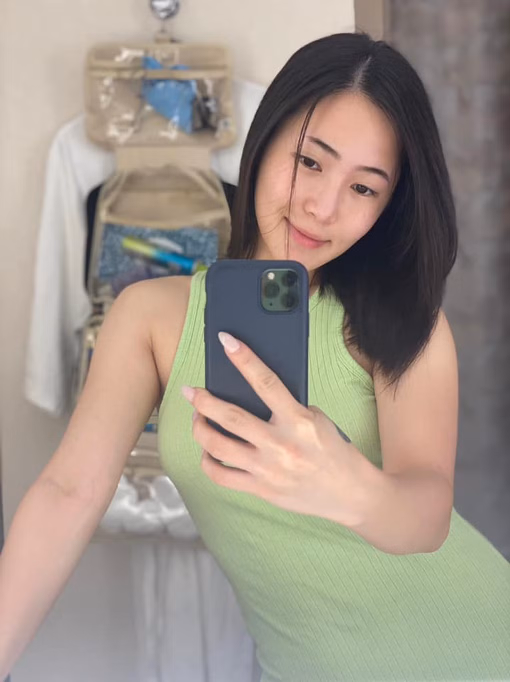 "Lựa chọn từ bỏ hào quang là tôi, lựa chọn xa gia đình là tôi, nhưng tôi đang từng phút tận hưởng cuộc sống của người bình thường. Đó là một sáng ra khỏi nhà không cần trang điểm, những chiều nằm trong căn nhà thuê nghĩ về mình của hôm qua, hôm nay và ngày mai. Tôi bây giờ thật sảng khoái, tươi mới. Nghèo nhưng cuộc sống phong phú vì nó chứa đựng sự thật", Hương Tràm từng bộc bạch về quá trình trưởng thành nơi đất khách.