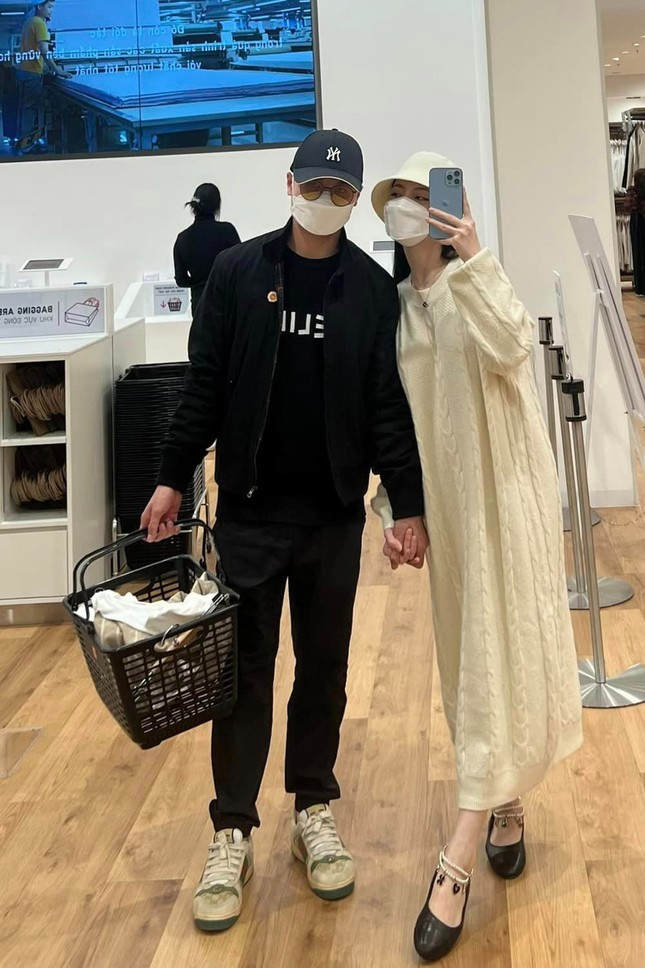 Đây cũng là một lựa chọn đồ đôi rất thú vị của Quang Hải - Chu Thanh Huyền. Chàng mặc đồ đen giày trắng thì nàng ngược lại. Sau khi trở thành bà xã của Quang Hải - Chu Thanh Huyền lại càng tích cực bán hàng online và mỗi phiên livestream của cô đều có doanh thu khủng, có buổi bán được 1,6 tỷ đồng.