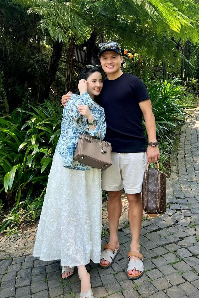 Còn Quang Hải cũng rất chăm chỉ hỗ trợ Chu Thanh Huyền bán hàng như quay clip cho vợ, tìm sản phẩm hộ vợ, nấu đồ ăn khuya để vợ ăn sau khi livestream.