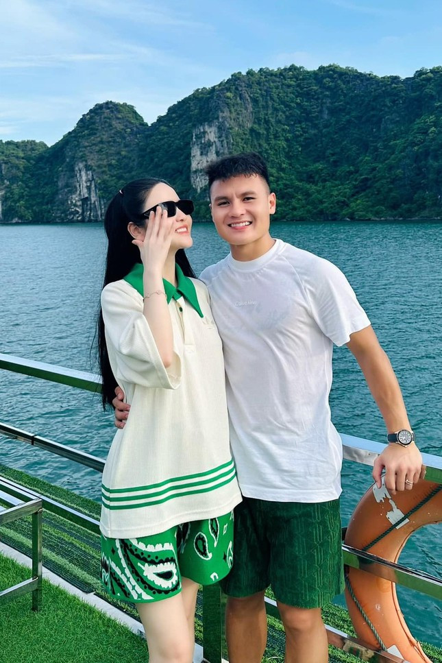 Từ đó mà netizen nhận ra rằng Quang Hải - Chu Thanh Huyền rất chăm mặc đồ có màu sắc tương đồng. Như trong một chuyến du lịch ở Hạ Long, cặp đôi đều chọn áo thun trắng, quần soóc màu xanh lá khoe vẻ đồng điệu.
