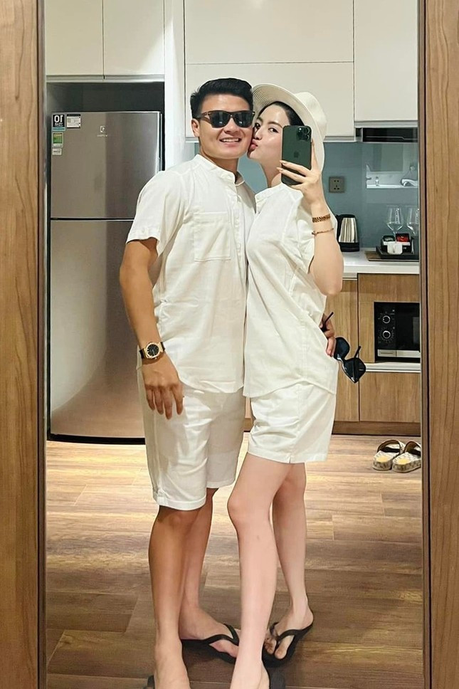  Xem ra trắng là tông màu yêu thích của hai vợ chồng. Bởi khá nhiều lần Quang Hải và bà xã đều chọn trang phục trắng từ đầu đến chân và netizen cũng khen rằng từ khi hẹn hò rồi kết hôn với Chu Thanh Huyền, style ăn mặc của Quang Hải đã đẹp hơn trước nhiều.