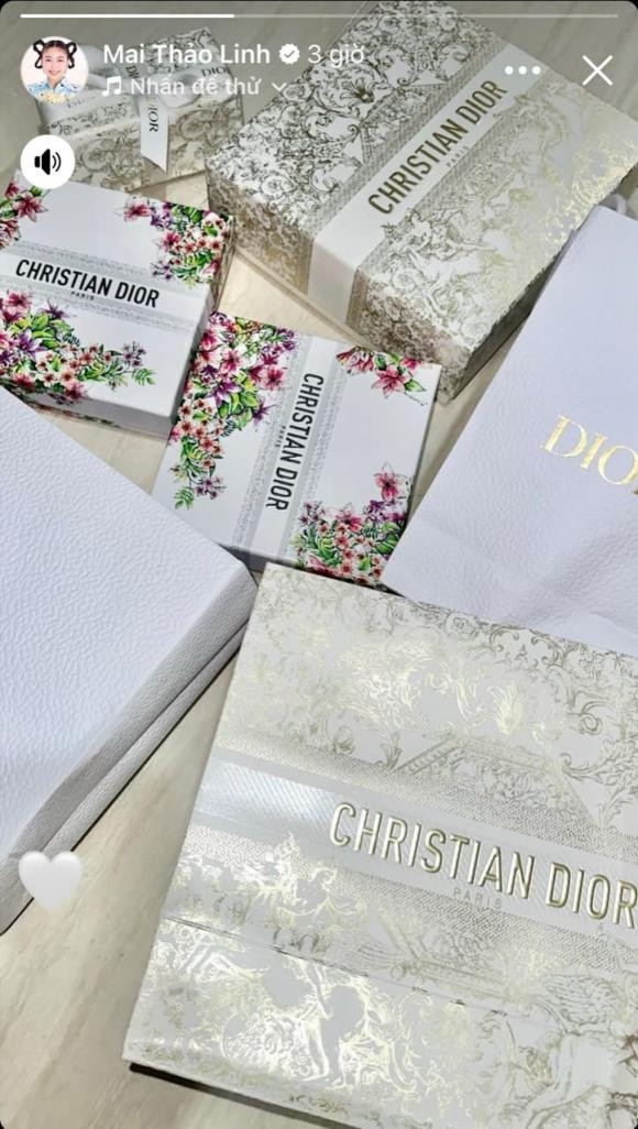 Con gai Quyen Linh gay sot khi khoe loat mon do hieu dat do