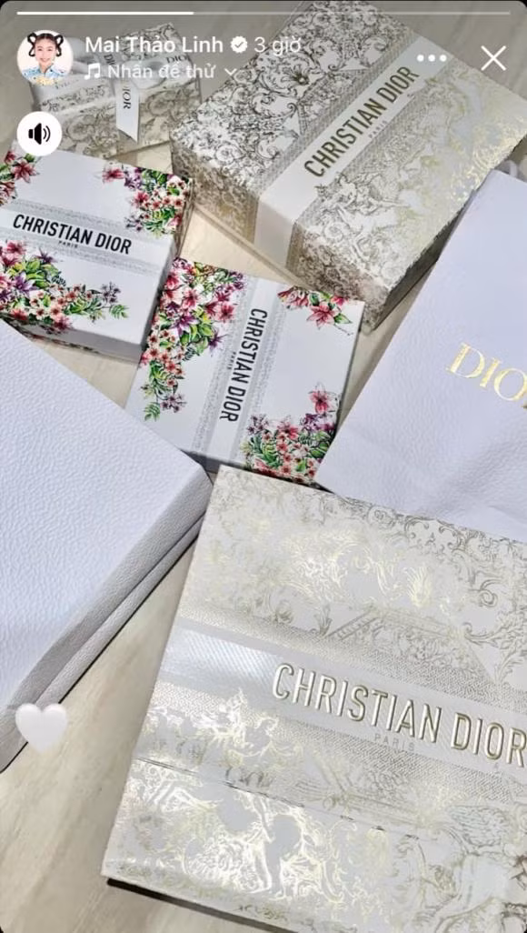 Con gai Quyen Linh gay sot khi khoe loat mon do hieu dat do