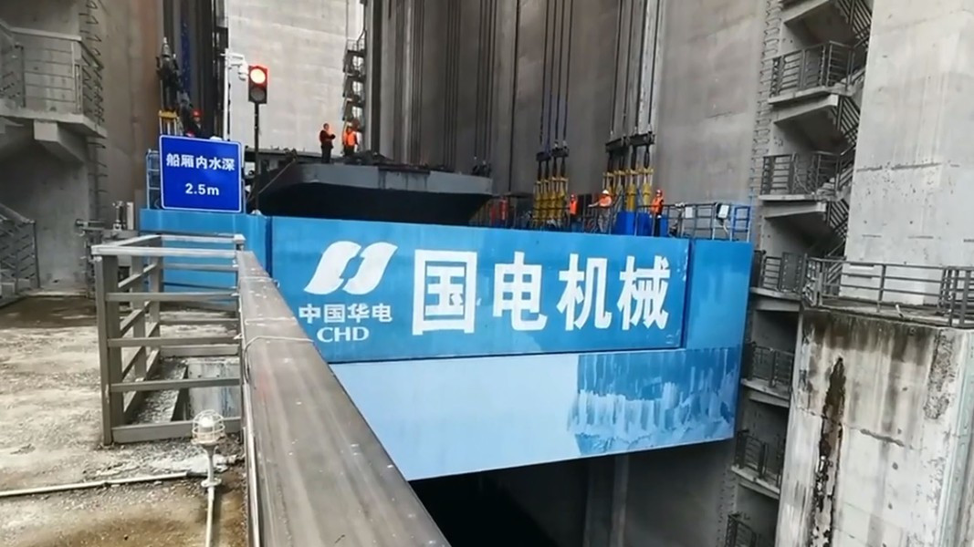 Khi một con tàu đi qua tầng thang máy đầu tiên, một chiếc khác được đưa vào ngay để tiếp tục quá trình nâng được diễn ra nhanh chóng