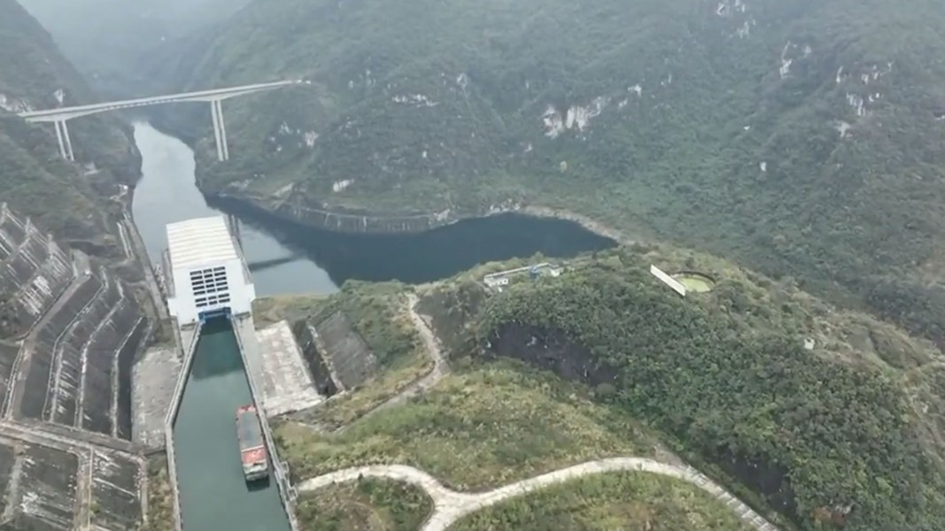 Một thang máy khổng lồ 3 tầng có tên Goupitan Shiplift, với khả năng nâng các tàu có tải trọng đến 500 tấn lên độ cao 100m