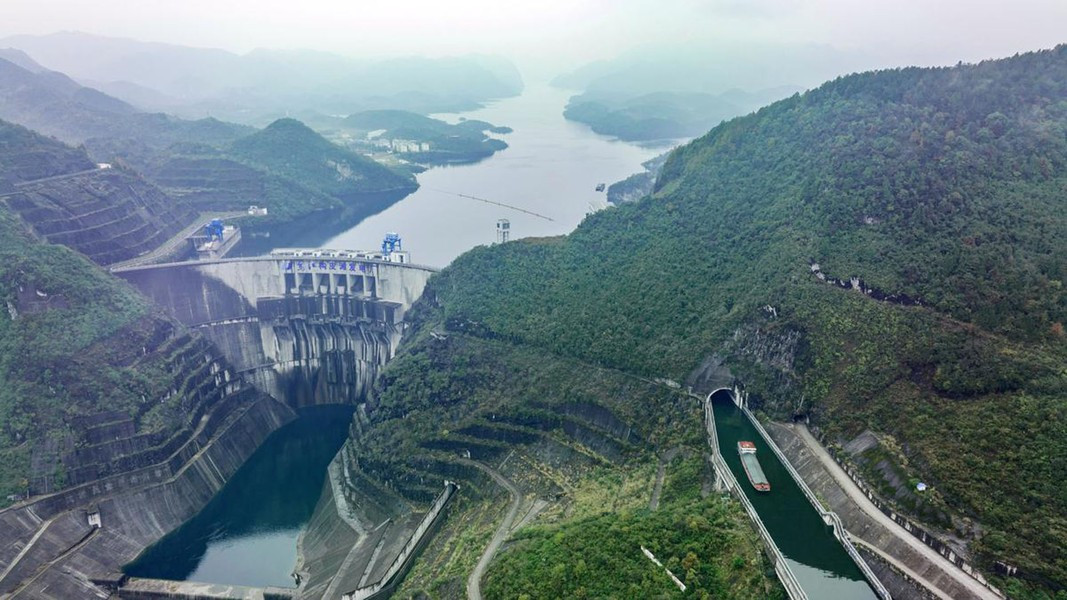 Công suất thiết kế của hệ thống này cho phép vận chuyển gần 3 triệu tấn hàng hóa/năm. *Tiêu đề bài viết đã được biên tập lại