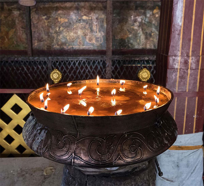 Những chiếc đèn bơ sữa thắp thâu đêm suốt sáng.