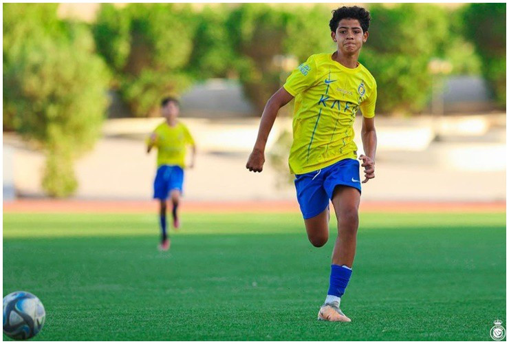 Con trai CR7 buoc sang tuoi moi, phong cach sanh dieu khong kem cha-Hinh-4