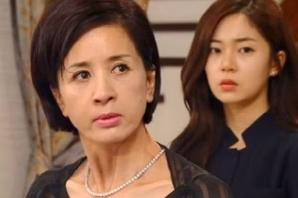 Bi me chong chen ep, con dau lam mot viec khien ba thay doi