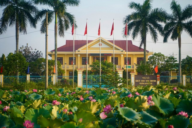 Tại làng quê La Chữ (phường Hương Chữ, thị xã Hương Trà, Thừa Thiên Huế) mùa này, đầm sen ở ngay trước UBND phường bung nở rực rỡ.