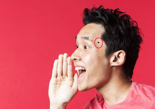 br/> 3. Nốt ruồi ở Thái Dương: Huyệt Thái Dương còn được gọi là cung Dịch Mã, từ vị trí này mà xem tướng khuôn mặt thì có thể biết được những điềm báo về việc di chuyển của bản mệnh, từ du lịch, công tác đến xa quê lập nghiệp hay di dân… 