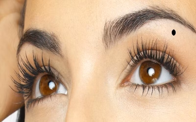 4. Nốt ruồi trên mí mắt, giữa mắt và lông mày: Đây là vị trí khá đặc biệt khi xuất hiện nốt ruồi. Người có nốt ruồi trên mí mắt thường là người duyên dáng, có các mối quan hệ xã hội rất tốt, biết cách để duy trì các mối quan hệ sẵn có và phát triển các mối quan hệ mới, từ đó gây dựng sự nghiệp cho mình. 